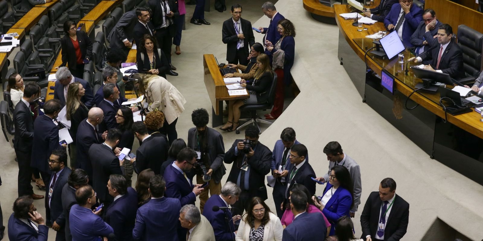 congresso-aprova-usar-emendas-para-salarios-de-profissionais-da-saude