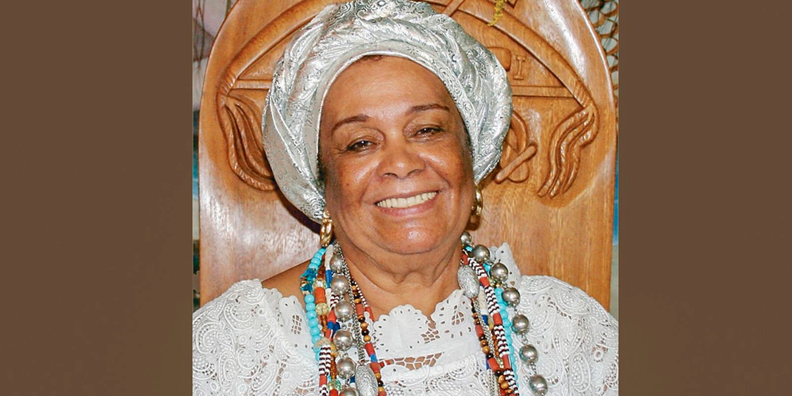 mae-carmen-recebe-reverencias-como-“guerreira”-da-mudanca-e-acolhedora