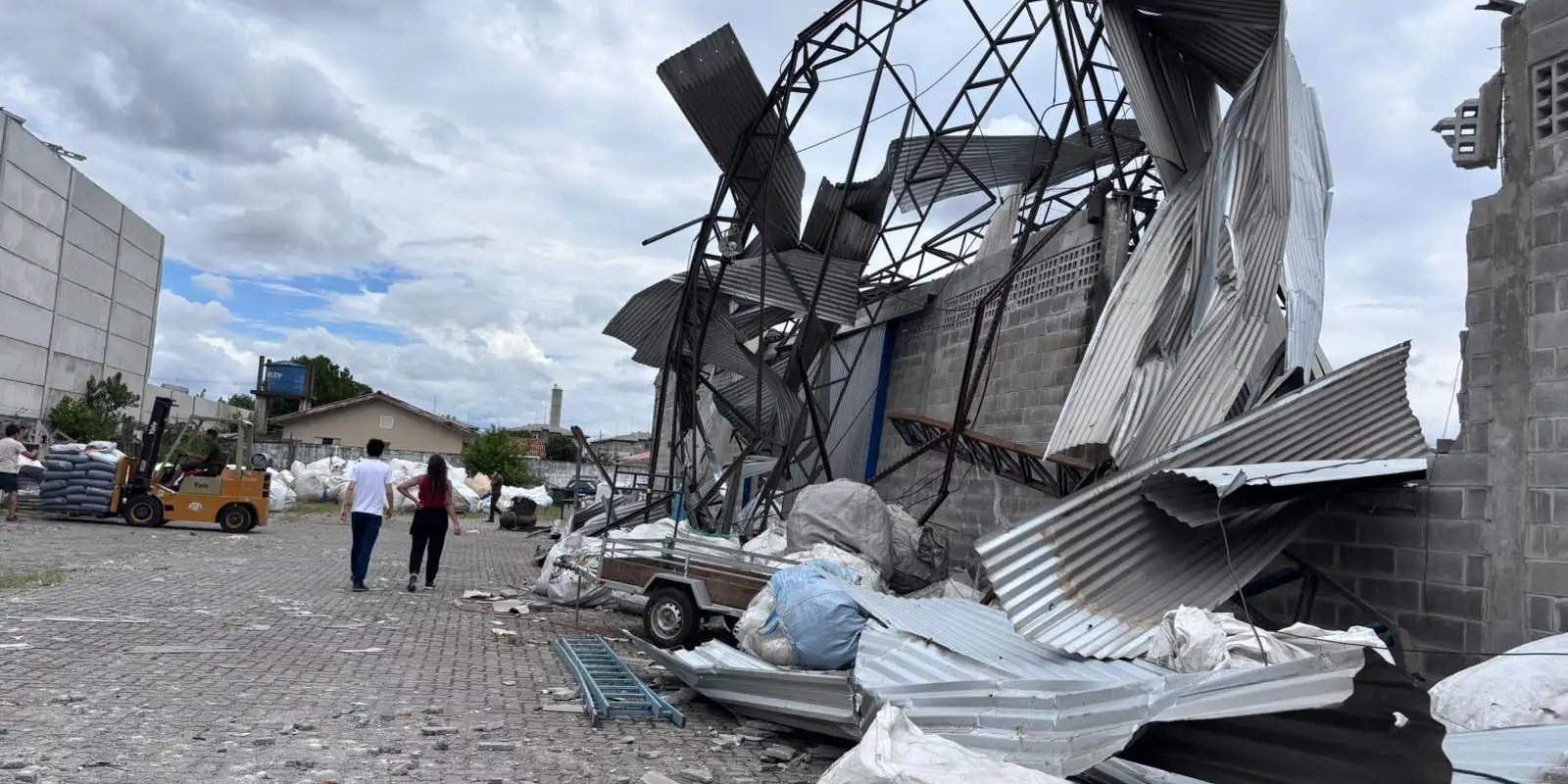 tornado-danificou-350-casas-em-sao-jose-dos-pinhais-(pr)