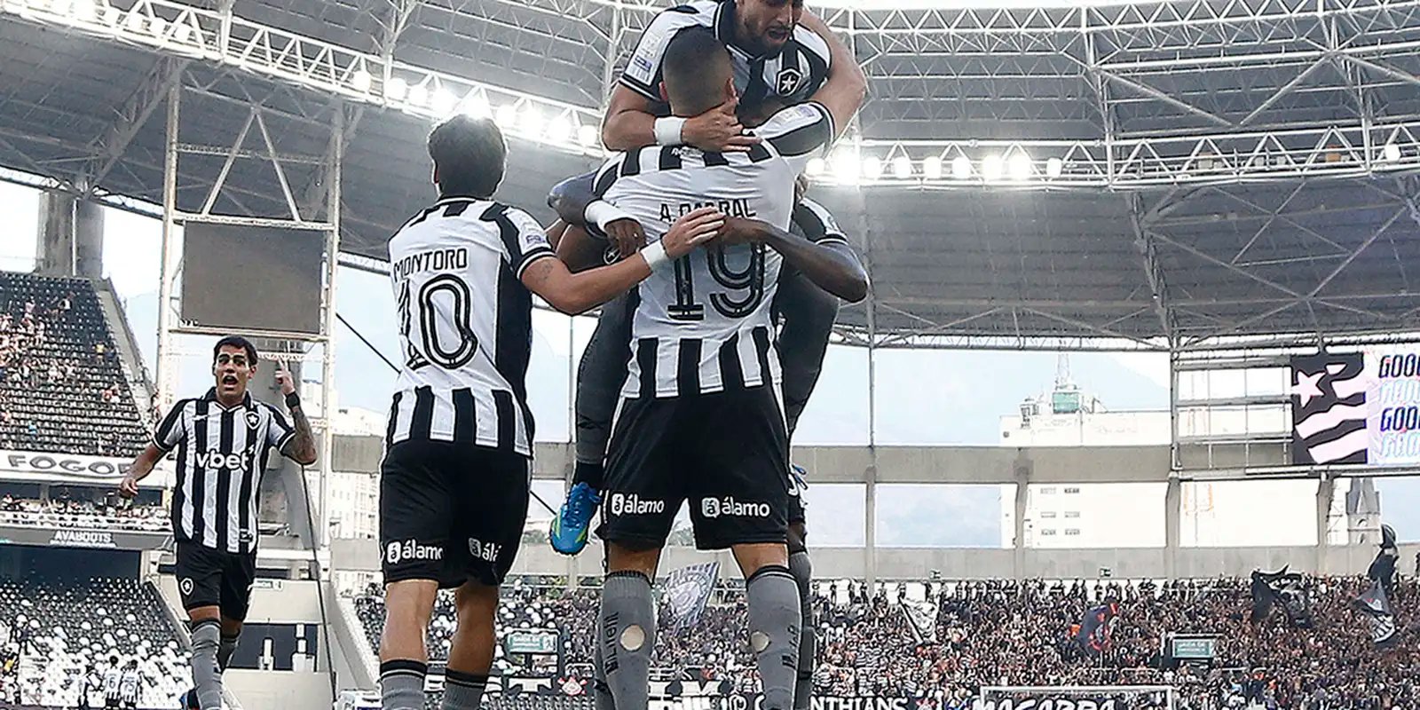 botafogo-vence-corinthians-pelo-brasileirao-com-tres-de-arthur-cabral
