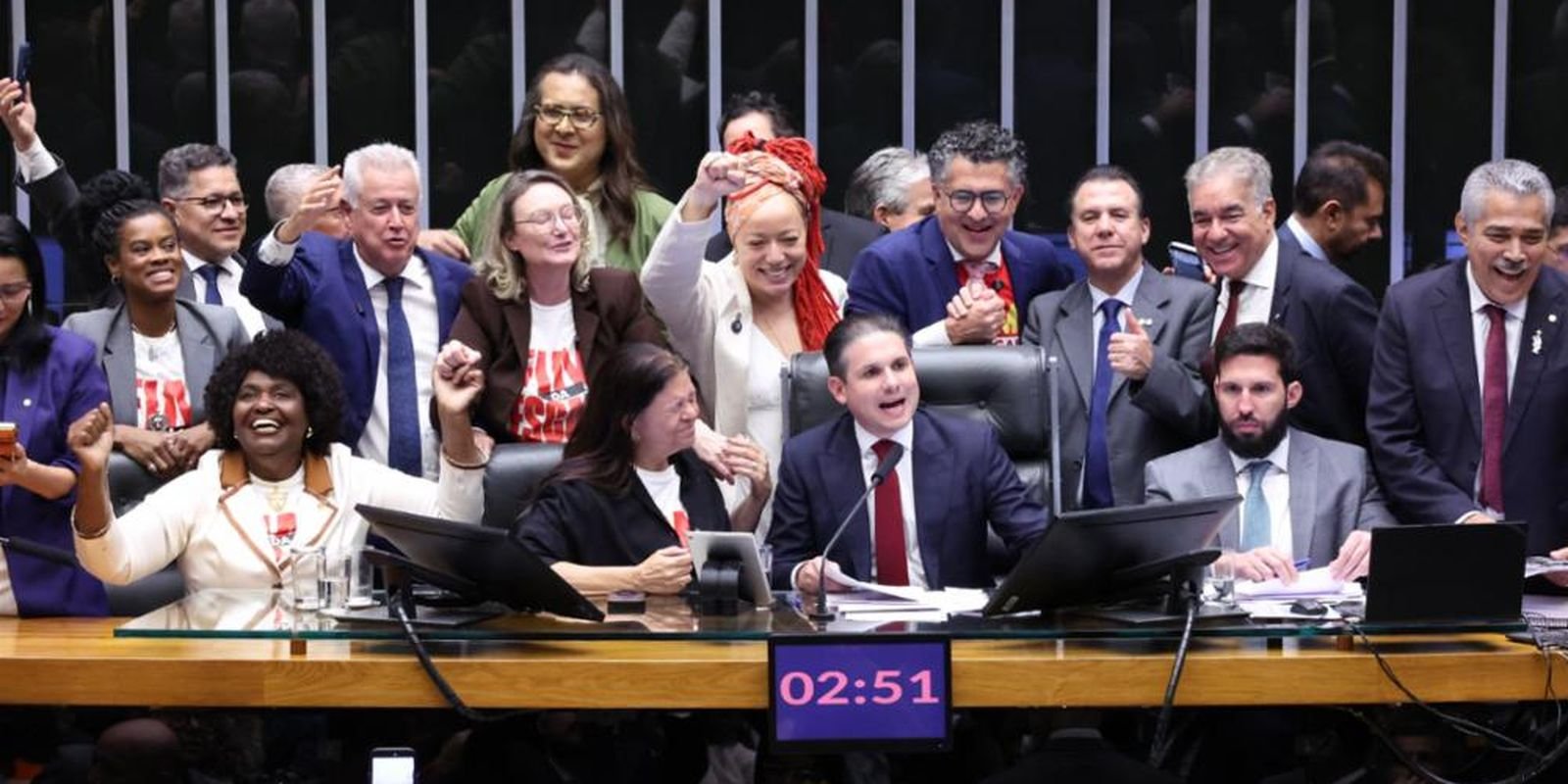 camara-aprova,-em-dois-turnos,-pec-pelo-fim-da-escala-6×1