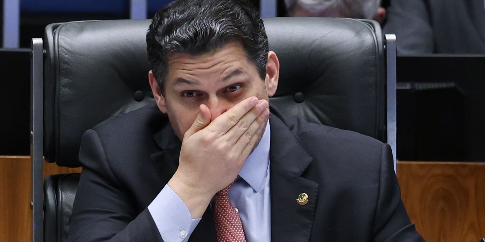 alcolumbre-mantem-silencio-sobre-6×1-e-oposicao-tenta-preservar-escala