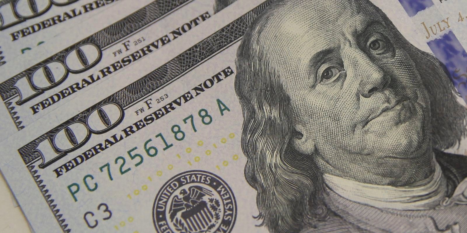 dolar-cai-ao-menor-nivel-em-quase-dois-meses,-com-alivio-externo