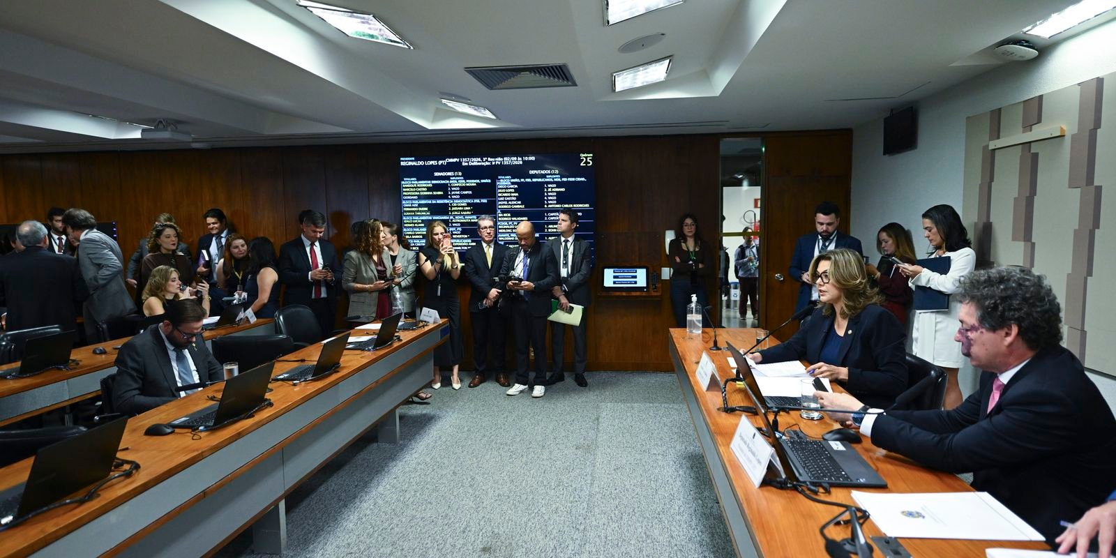 comissao-aprova-mp-da-taxa-das-blusinhas:-texto-segue-a-plenarios