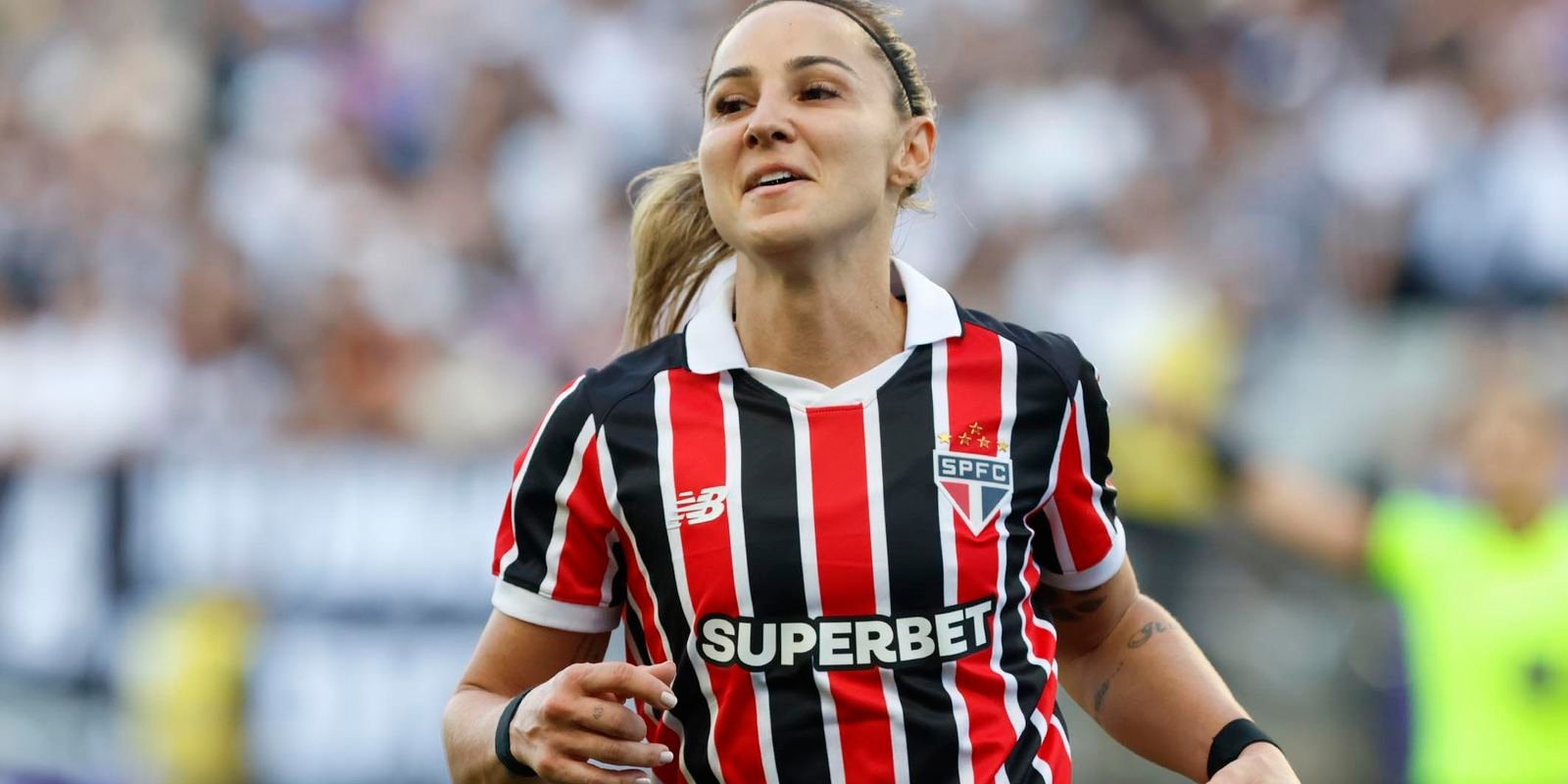 sao-paulo-vence-o-corinthians,-faz-historia-e-fica-perto-do-titulo
