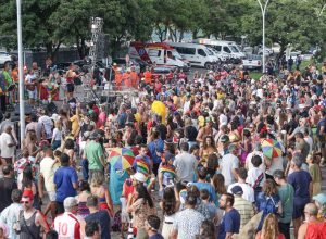 bloco-galinho-de-brasilia-arrasta-grande-publico-na-capital-federal