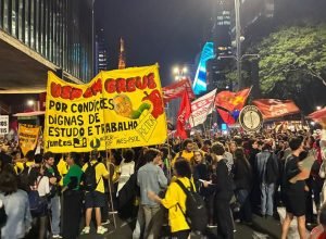 ato-de-alunos-da-usp-cobra-dialogo-com-reitoria