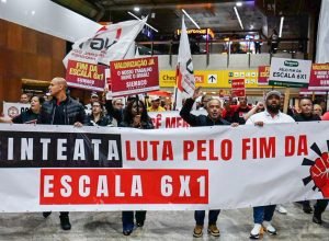 manifestacao-no-aeroporto-de-guarulhos-pede-fim-da-escala-6×1