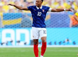 com-dois-gols-de-mbappe,-franca-despacha-suecia-e-avanca-as-oitavas