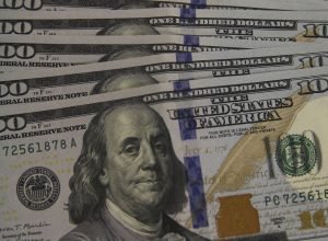 dolar-cai-a-r$-5,13,-e-bolsa-recua-em-dia-de-ajuste-no-mercado
