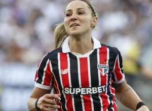 sao-paulo-vence-o-corinthians,-faz-historia-e-fica-perto-do-titulo
